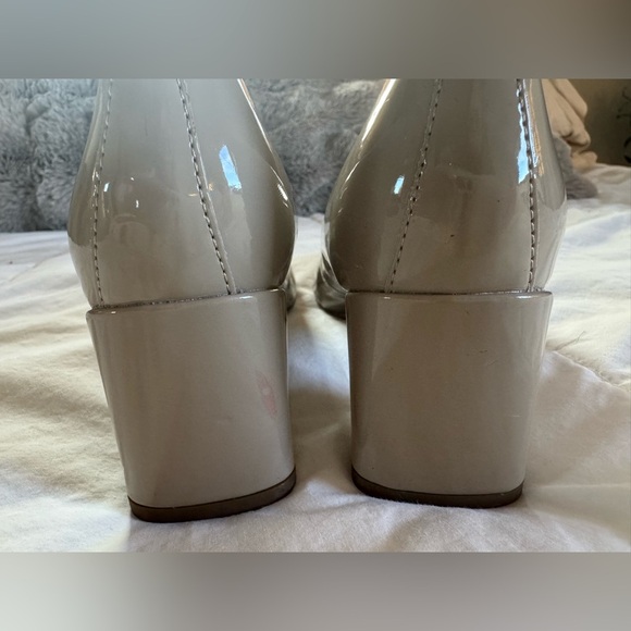 Donald  J Pliner Audrey Pumps. Color: NATURAL. SZ 7.  NWOB - Picture 6 of 9